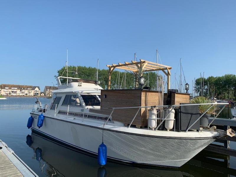 Magnifique Bateau Maison Hotel Ouistreham Exterior photo